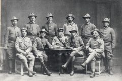Legionári.-V-prvom-rade-uprostred-Varsík-po-jeho-pravej-strane-Rudolf-Gabriš-po-ľavej-strane-Koštiaľ-a-Kristín.-Praha-1918.