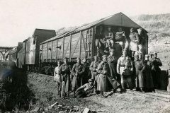 Obrněný-vlak-3.-baterie-1.-čs.-dělostřelecké-brigády-před-stanicí-Kordon-na-Kungurské-frontě-říjen-1918.