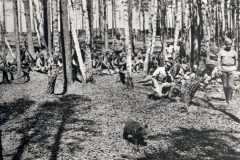 Príslušníci-slovenskej-údernej-roty-počas-cvičenia-vo-výchovnom-tábore-pre-Slovákov-v-Irkutsku-v-rokoch-1918-1920.